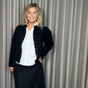 Infront Casandra Jakke