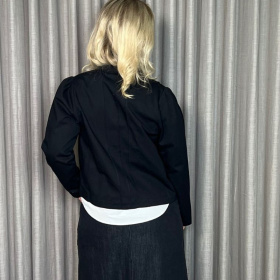 Infront Casandra Jakke