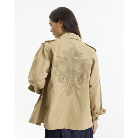 In Front Amanda Jakke 