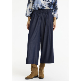 In Front Hannah Buks 