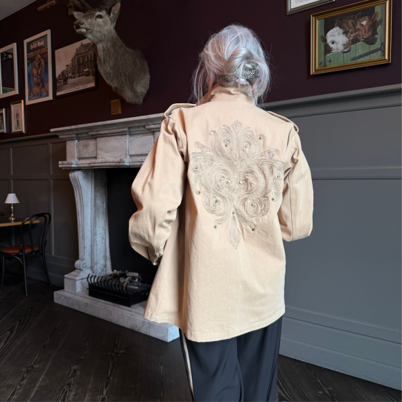 InFront - In Front Amanda Jakke 