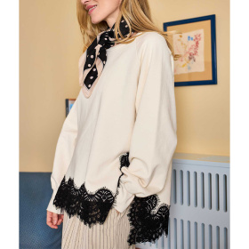 Black Colour Evy Blonde Sweatshirt 